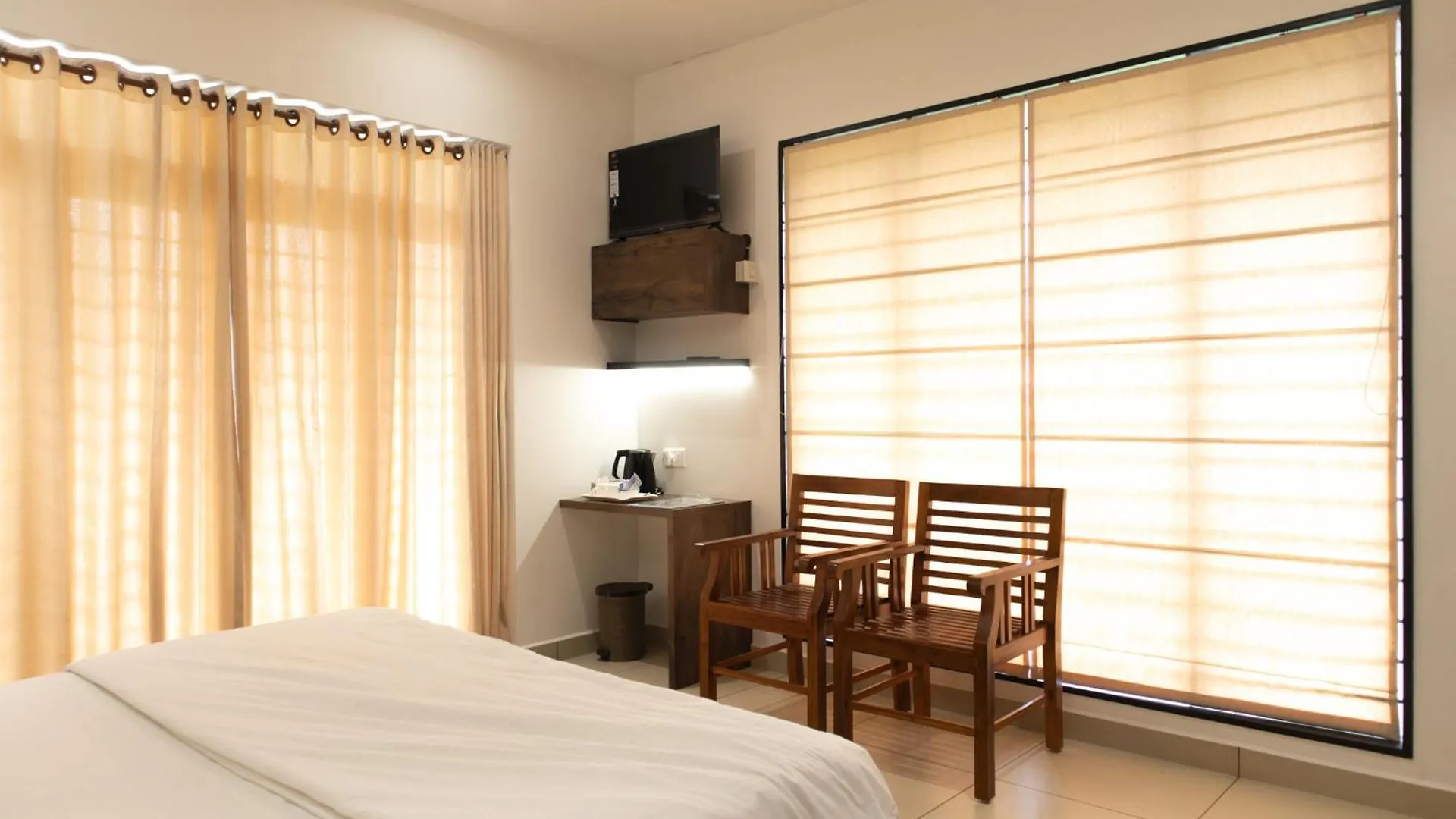 Rosy Villa - Riverside Stay With Pool & View Alwaye