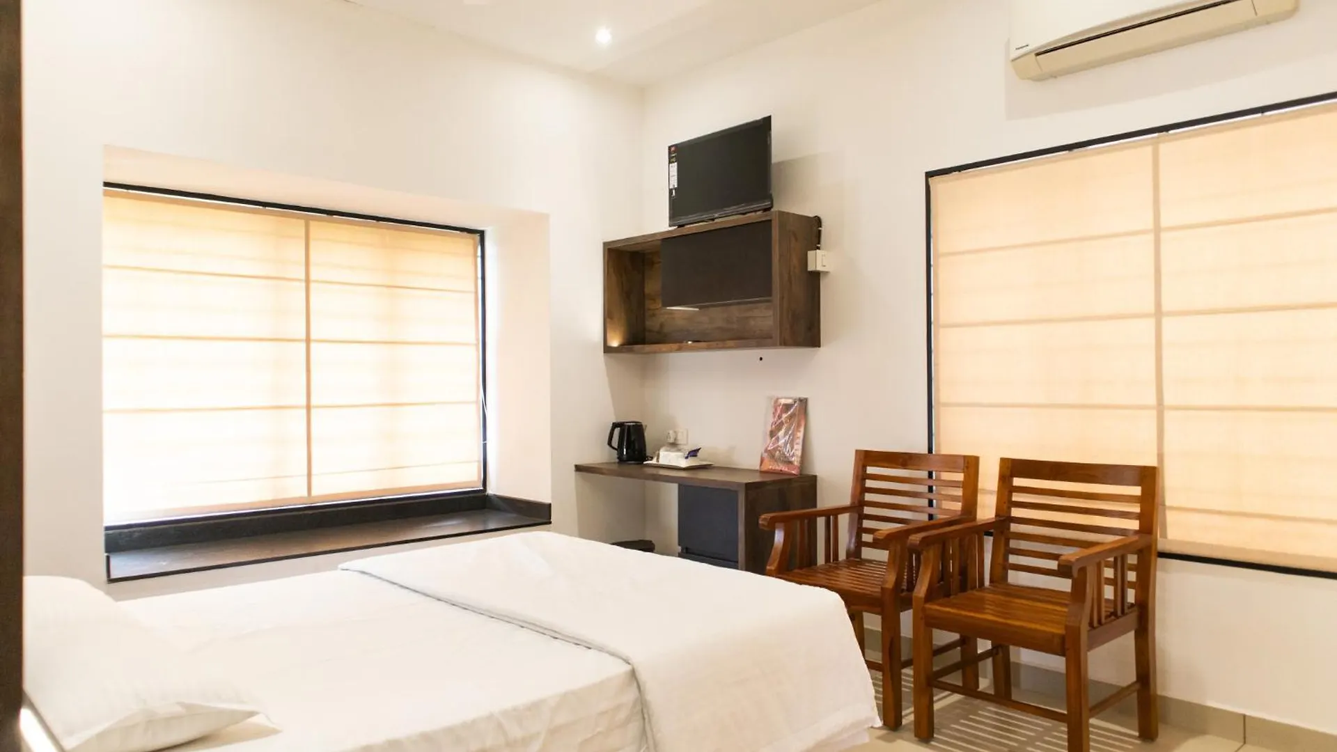 Rosy Villa - Riverside Stay With Pool & View Alwaye Indie
