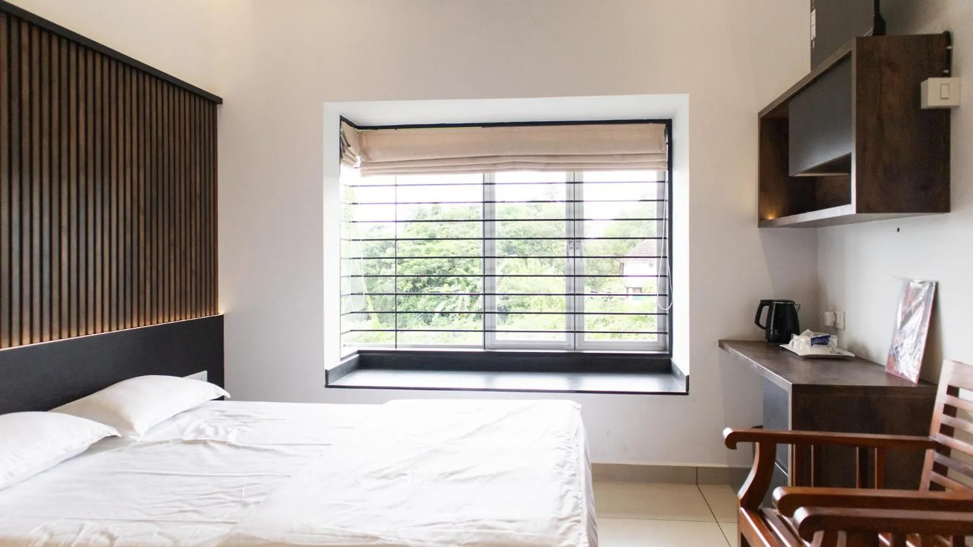 Rosy Villa - Riverside Stay With Pool & View Alwaye