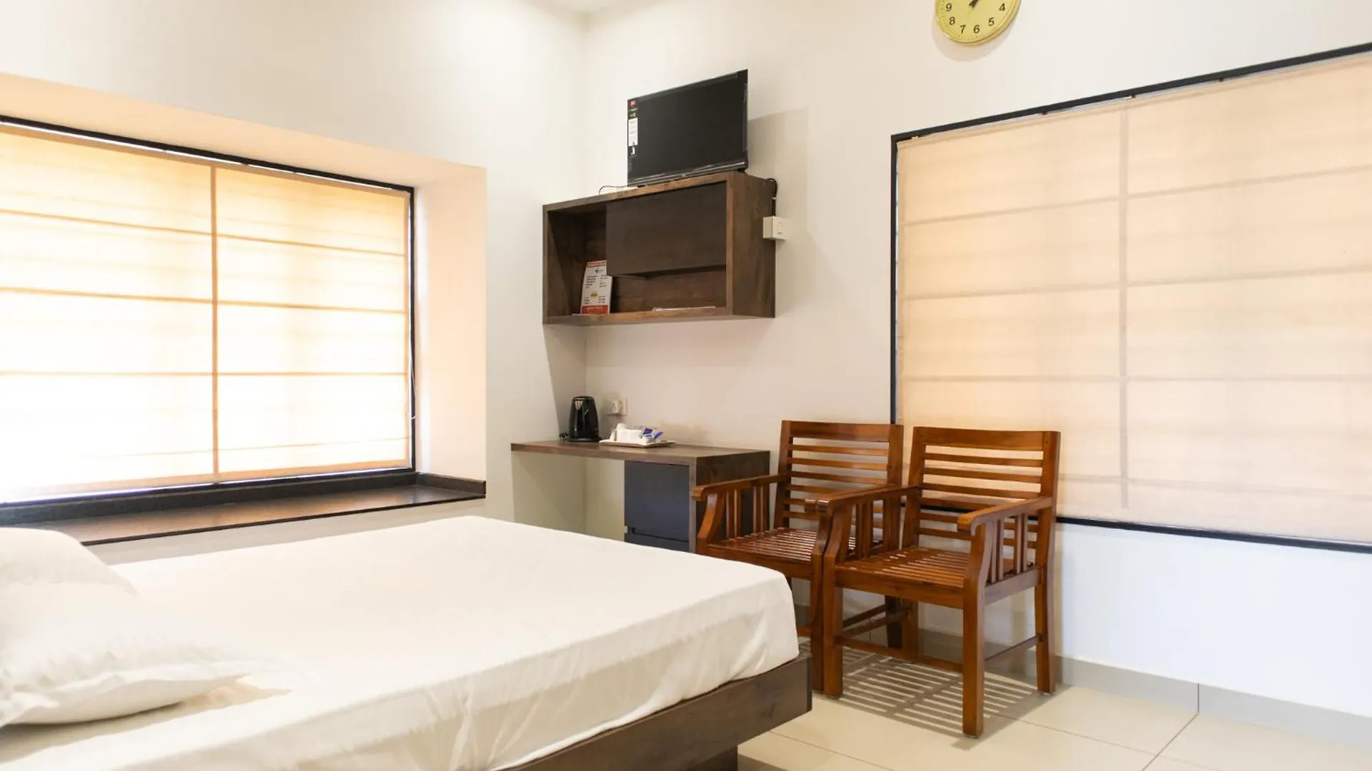 Rosy Villa - Riverside Stay With Pool & View Alwaye