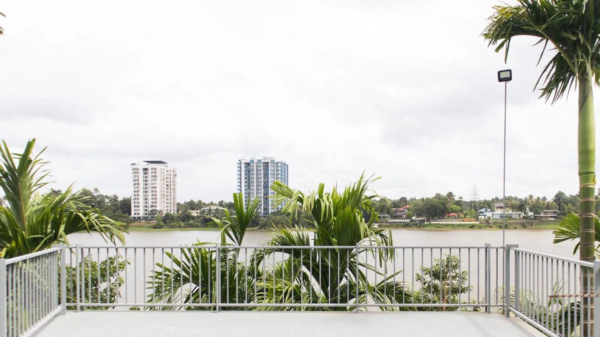 Rosy Villa - Riverside Stay With Pool & View Alwaye