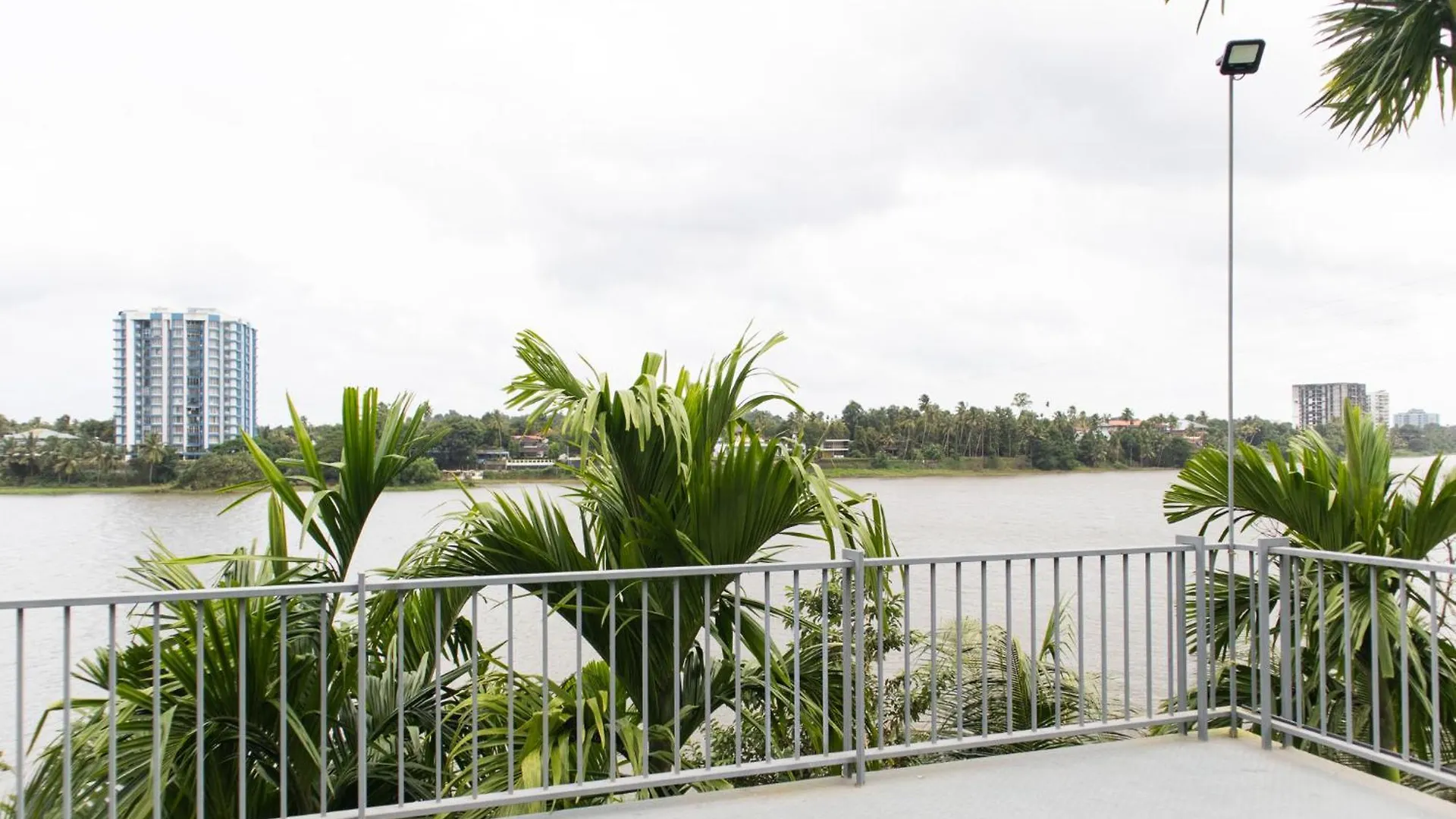 Rosy Villa - Riverside Stay With Pool & View Alwaye