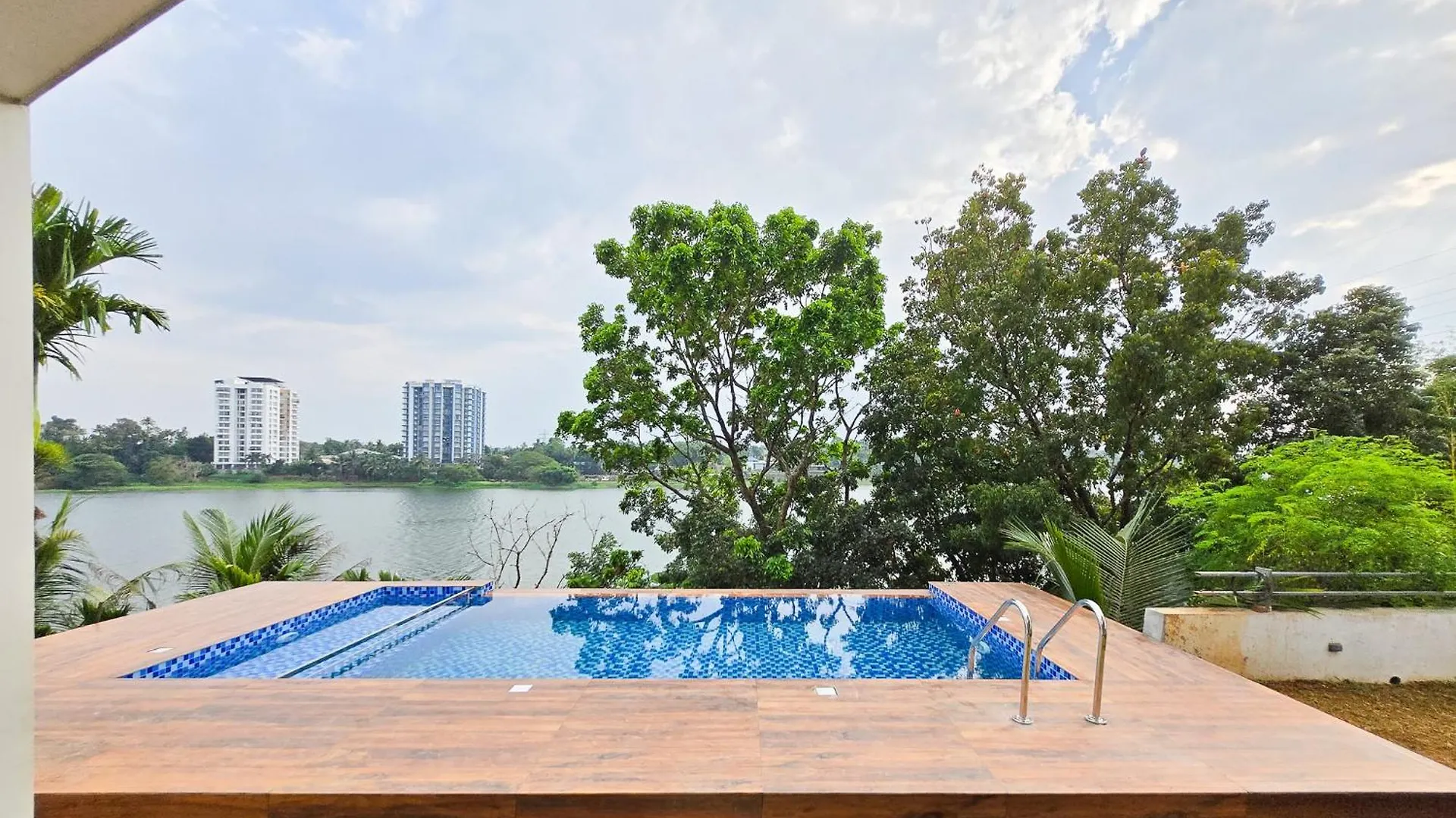 Rosy Villa - Riverside Stay With Pool & View Alwaye
