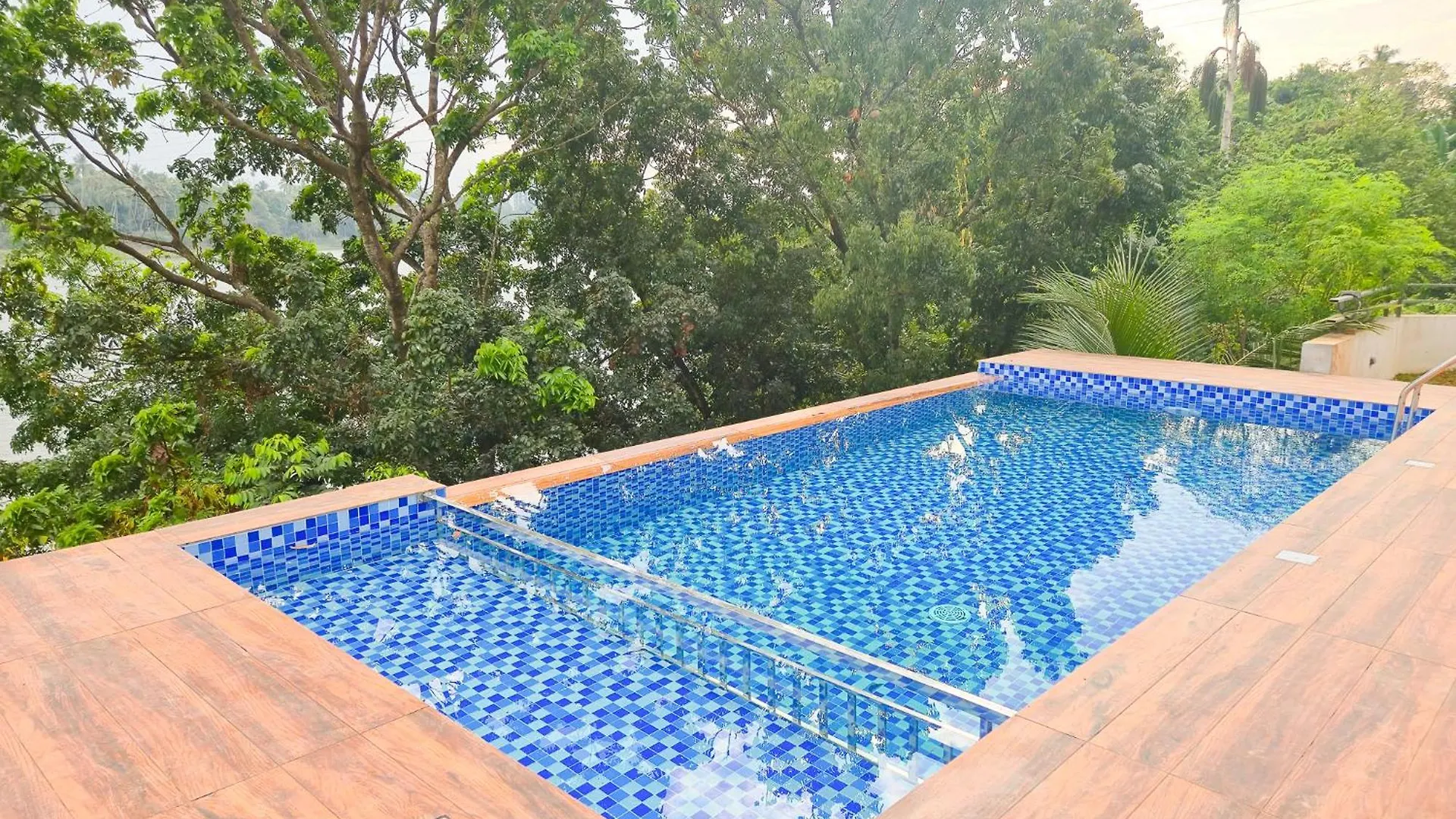 Rosy Villa - Riverside Stay With Pool & View Alwaye